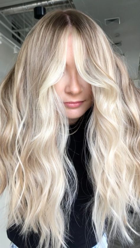 Blonde Hair With A Money Piece, Hair Color Money Piece Blonde, Blonde Highlight Lowlight Balayage, Platinum Balayage With Money Piece, Blonde Hair Root Melt Money Piece, Light Blonde Money Piece Hair, Full Head Highlights With Money Piece, Blonde Foils With Money Piece, Creamy Blonde Money Piece