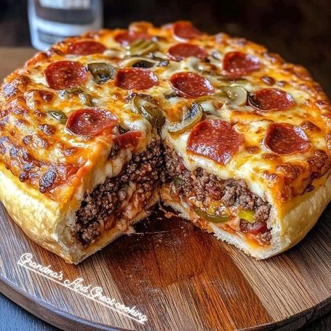 Pizza Pie Recipe, Sliced Pickles, Deep Dish Pizza Recipe, Pizza Burger, Pizza Burgers, Pizza Recipes Homemade, Deep Dish Pizza, Pizza Pie, Homemade Snacks