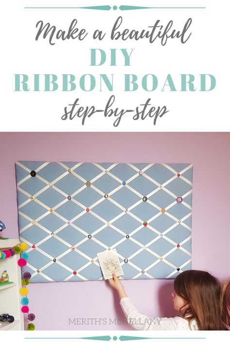 Diy Ribbon Bulletin Board, Ribbon Photo Board, Fabric Photo Board, Picture Board Ideas Diy, Diy Photo Board Ideas, Diy Fabric Pin Board, Picture Board Diy, Photo Board Diy, Photo Pin Board