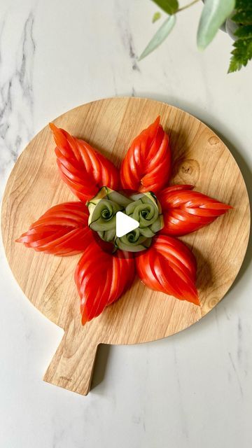 Weenussanun Homhuan on Instagram: "How to cut Tomato into Flower Shape & How to make Cucumber Rose 🌹 Save for later ✨ Wishing you a wonderful and peaceful evening 🤍 @inspo_by_rio_ 🌈 #foodart #saladdecoration #saladideas #fooddecoration #garnish" Tomato Food Art, Tomato Decoration Ideas, Vegetable Decorations Ideas, Salad Cutting Ideas, Vegetable Carving Ideas Creative, Tomato Decoration, Charcuterie Tips, Vegetable Garnish, Garnishing Ideas