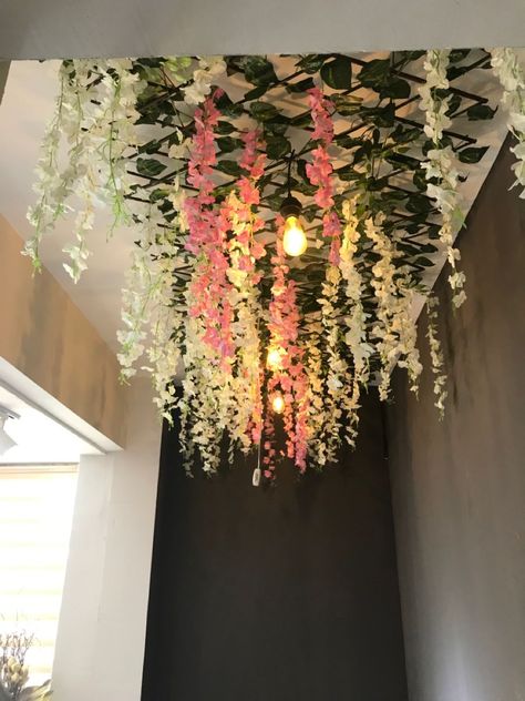 Home decor aesthetics plants-living room corner ideas home decor plants Fake Flower Ceiling Decor, Wisteria Bathroom Decor, Diy Ceiling Flowers, Painting Shelves Ideas Diy, Fake Flowers Wall Decor, Ceiling Flower Decoration, Flower Ceiling Diy, Ceiling Flower Design, Hanging Flower Decor