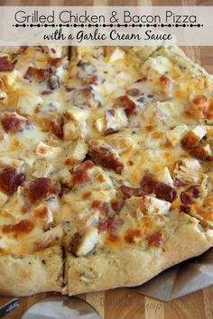 Grilled Chicken & Bacon Pizza with a Garlic Cream Sauce Chicken Bacon Pizza, Garlic Cream Sauce Recipe, Family Pizza Night, Mexikansk Mat, Bacon Pizza, Garlic Cream Sauce, Pizza Fatta In Casa, Creamy Garlic Sauce, Chicken Bacon