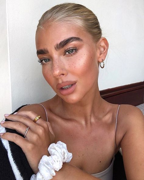 Jess Hunt (@jesshunt2) • Instagram photos and videos Bushy Brows Aesthetic, Bushy Eyebrows Natural, Wide Eyebrows, Pretty Eyebrows, Big Brows, Fitness Hairstyles, London Pics, Big Eyebrows, Hair Parts