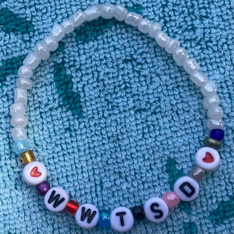 taylor swift themed beaded bracelet Taylor Swift Beaded Bracelet Ideas, Bf Gf Bracelets Diy, Taylor Swift Themed Crafts, Taylor Swift Kandi, Taylor Swift Themed Bracelets, Taylor Swift Bracelet Ideas Unhinged, Reputation Taylor Swift Clay Bead Bracelet, Taylor Swift Bracelets Diy, Taylor Swift Themed Gifts