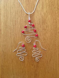 Coral Christmas Tree, Wrapped Christmas Tree, Christmas Jewelry Ideas, Wire Christmas Tree, Christmas Jewelry Diy, Bijoux Fil Aluminium, Diy Jewelry Inspiration, Wire Jewelry Designs, Christmas Bead