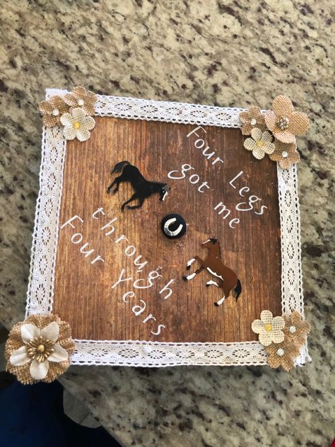 Horse Graduation Cap Ideas, Cowboy Graduation Cap, Western Cap Decoration Graduation, Country Graduation Cap Designs, Western Graduation Cap Ideas, Horse Graduation Cap, Graduation Cap Designs Country, Cow Graduation Cap, Western Grad Caps