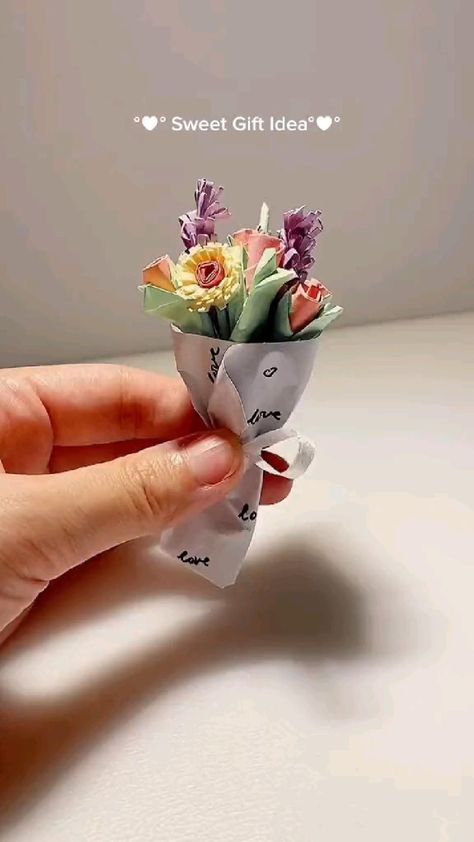 Hadiah Diy, मेहंदी डिजाइन, Gubahan Bunga, Paper Craft Videos, Diy Birthday Gifts For Friends, Seni Dan Kraf, Diy Gift Set, Hemma Diy, Kraf Diy