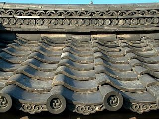 Roof tile detail Japanese Roof Tiles, Japanese Roof Design, Japanese Roof, Roofing Tiles, Traditional Japanese Architecture, Modern Roofing, Japan Architecture, Japanese Castle, Steel Roofing