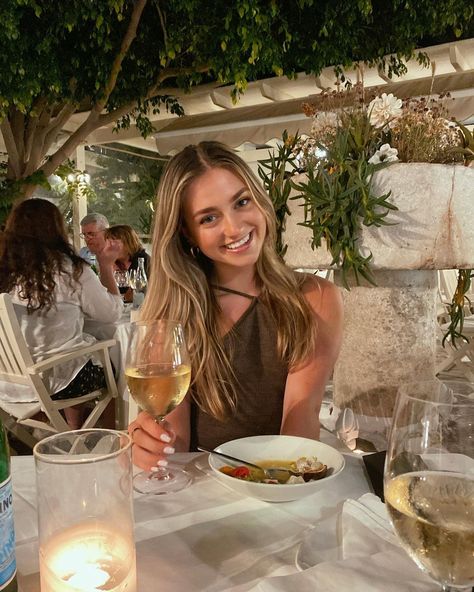 Sadie Aldis, Dinner Date Aesthetic, Cocktail Pictures, Summer Beach Pictures, Restaurant Pictures, Birthday Pics, Summer Picture Poses, Restaurant Photos, Beach Pictures Poses