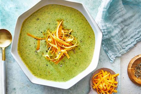 Broccoli-Cheddar Soup 30 Minute Soup Recipes, Easy Broccoli Cheddar Soup, Comfort Soups, Keto Soups, Breakfast Party Foods, Easy Broccoli, Bread Bowl, Broccoli Soup, Broccoli Cheddar Soup