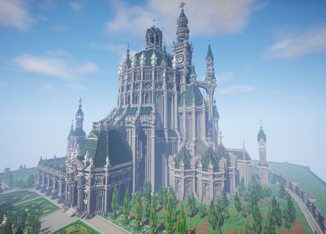 The Green Palace Minecraft Project Mega Build Minecraft, Palace Minecraft Ideas, Minecraft Palace Tutorial, Minecraft Palisade, Minecraft Palace Blueprints, Minecraft Castle Entrance, Minecraft Mega Builds, Minecraft Mountain Castle, Minecraft Palace