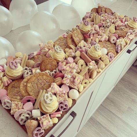 Cookies White Chocolate, Pop Up Cinema, Trio Of Desserts, Champagne Birthday, Grazing Board, Taylor Swift Party, Kid Desserts, Grazing Table, Instagram Party