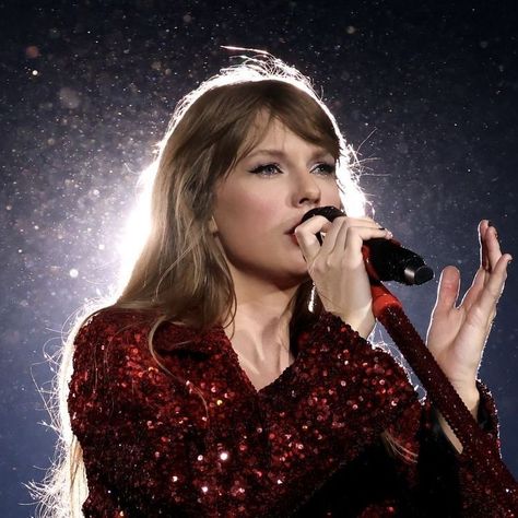 Taylor Swift Red Album, Taylor Swift Fotos, Aesthetic Era, Swift Tour, Estilo Taylor Swift, Swift Photo, Red Icons:), Taylor Swift Red, Barbra Streisand