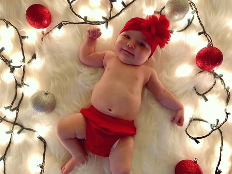 Baby Christmas picture 7 Month Baby, Photo Bb, Christmas Baby Pictures, 4 Month Baby, Baby Christmas Photos, Monthly Baby Pictures, Xmas Photos, Milestone Pictures, Newborn Baby Photoshoot