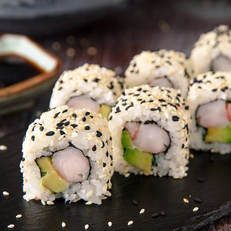 A japanese recipe of california roll made of sushi rice . A California roll or California maki is a makizushi sushi roll that is usually rolled inside-out, and containing cucumber, crab or imitation crab, and avocado. Surimi Sushi, California Roll Sushi, Shrimp Sushi, Spicy Crab, Sushi Menu, Roll Sushi, Lomo Saltado, California Roll, Pasta E Fagioli