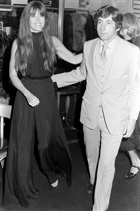 Jane Fonda (L) and Tom Hayden attend a party at Art Laboe's Club in Hollywood, California, on November 21, 1975. Jane Fonda Style, Through The Decades, Jane Fonda, Hollywood California, Vintage Love, In Hollywood, Celebrity Weddings, Fashion Photo, Fashion News