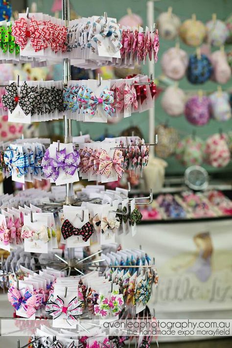 Pinwheel bows! Selling Bows Display, Hairbow Displays Craft Fairs, Diy Kids Chair, Hair Bow Display, Hair Accessories Display, Shoe Store Design, Bow Display, Craft Market Display, Vendor Displays