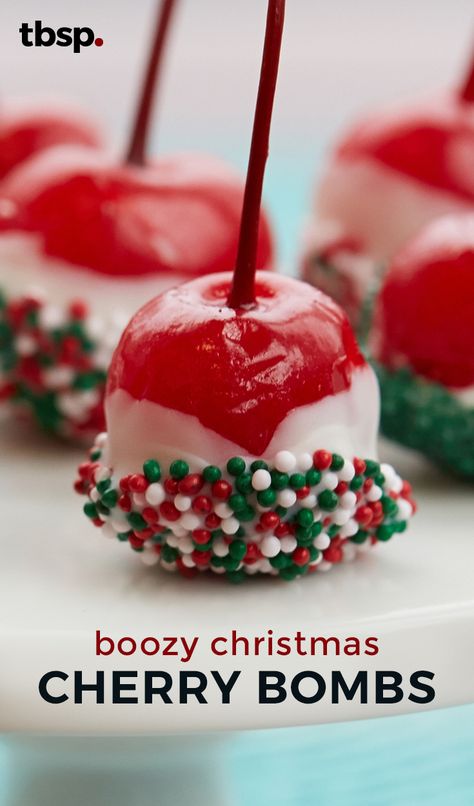 These vodka-soaked cherries are sure to be a hit at any adult holiday party. Cherry Christmas, Jul Mad, Christmas Appetizers Party, Oreo Dessert, Christmas Party Food, Christmas Snacks, Christmas Cooking, Christmas Appetizers, Party Desserts