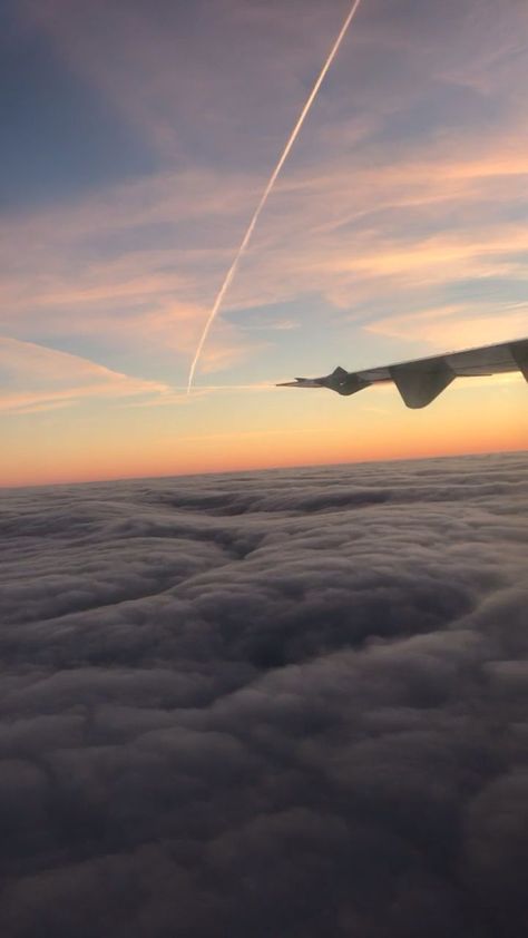 Airplane Window View, Fotografi Urban, Airplane Photography, Clouds Sunset, Airplane Window, Sunset Wallpaper, Aesthetic Photography Nature, Sky Art, Beautiful Picture