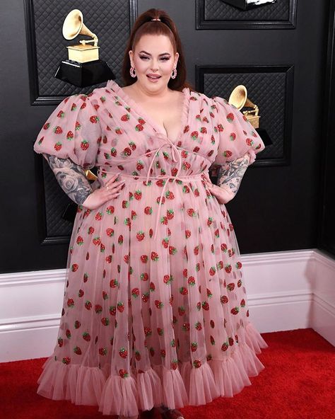 Tess Holliday, Lirika Matoshi, Vestidos Color Rosa, Strawberry Dress, Pink Dress Women, Plus Size Party Dresses, Pink Strawberry, Fashion Gowns, Maxi Dress Pattern