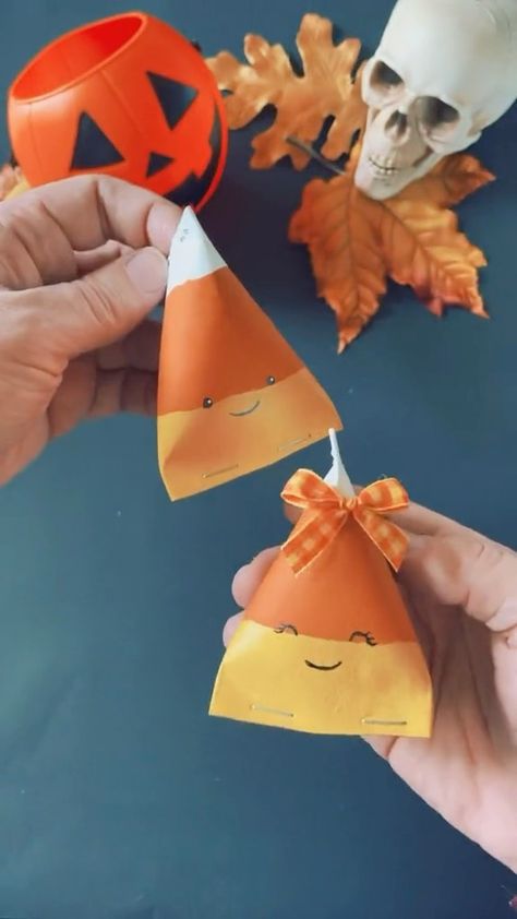 How to make cute and easy DIY Halloween candy corn party favors from paper rolls. Candy corn craft idea for halloween. Easy Trick or Treat… | Instagram Candy Corn Party, Candy Corn Craft, Corn Party, Halloween Candy Crafts, Corn Craft, Sac Halloween, Diy Halloween Candy, Candy Corn Crafts, Diy Halloween Gifts