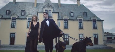 Even T-Swift loves dobies #taylorswift #blankspace #doberman Taylor Swift Tumblr, Blank Space Taylor Swift, Taylor Swift Fotos, Oheka Castle, Taylor Swift Music Videos, Sean O'pry, Space Music, Space Fashion, Taylor Swift New