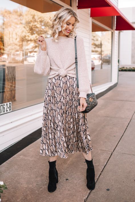 How to Wear a Midi Skirt – 10 Ways to Wear a Midi Skirt Midi Skirt Fall Outfit, Midi Skirt Outfit Fall, Midi Rock Outfit, Sweater Over Dress, Midi Skirt Winter, Moda Pinup, Rok Midi, Elegantes Business Outfit, Midi Skirt Fall