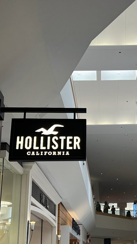 Hollister Store Aesthetic, Holister Outfits Aesthetic, Hollister Outfits Aesthetic, Shopping Day Aesthetic, Shopping Mall Photo Ideas, Hollister Aesthetic, Hollister Store, Hollister Shop, Hollister Outfits