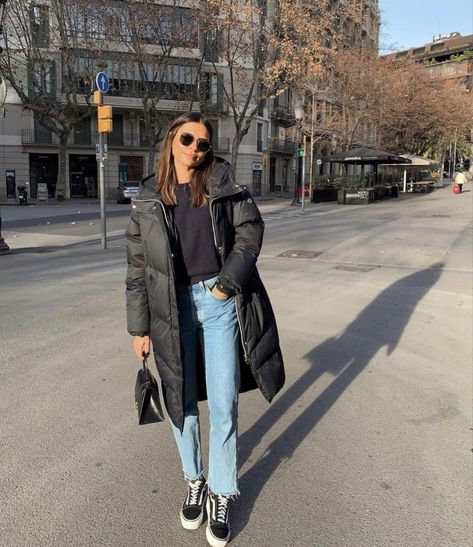 #emitaz #emelielindmark #vans #sneakers #inspo #trendy #outfit #puffer #jacket #barcelona #blue #jeans #sunnies #sunglasses #fashion Black Puffer Jacket Outfit Winter, Long Puffer Outfit, Black Puffer Coat Outfit, Long Puffer Coat Outfit, Styling Vans, Black Puffer Outfit, Long Puffer Jacket Outfit, Black Puffer Jacket Outfit, Black Vans Outfit