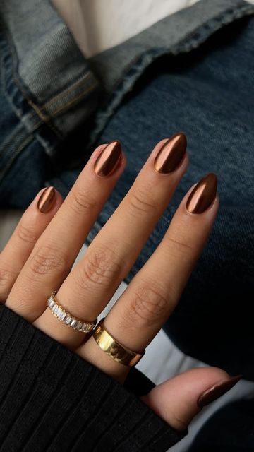 Samantha 🌹 on Instagram: "loving all the fall chrome combos 🤎☕️🍫  Products used: @dndgel Spiced Brown @opi Great Copper-tunity @gelishprofessional No Wipe top coat @leminimacaron Mini Gel Lamp *ROSE15 to save  #nails #nailart #nailinspo #naildesign #nailtech #nailsnailsnails #nailaddict #nails2inspire #nailsofinstagram #chrome #chromenails #fall #fallnails #autumn #nailvideos" November Nails Fall Chrome, Autumn Nails 2024 Chrome, Brown Gold Chrome Nails, Brown With Gold Chrome Nails, Brown With White Chrome Nails, Fall Brown Nails With Chrome, Autumn Nail Inspo 2024, Holiday Oval Nails, Copper Dust Nails