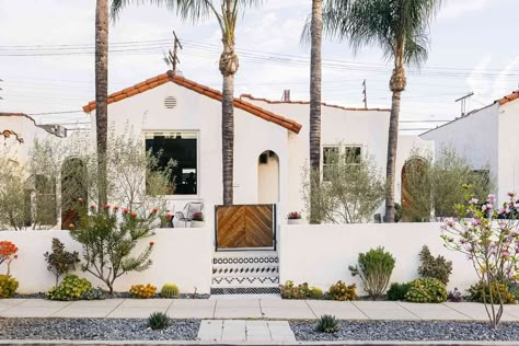 What Is Spanish Colonial Architecture? Terracota Exterior, Modern Spanish Colonial, Spanish Style Home Exterior, Spanish Colonial Architecture, Spanish Colonial Homes, Hacienda Homes, Spanish Homes, Spanish Revival Home, Spanish Mission