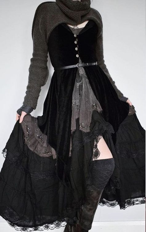 Jenn St-Onge on Twitter: "hi I think I'm extremely late to this party but just learned about dark mori fashion and I feel like I would like a piece of that 🖤🖤🖤… https://t.co/yhGcVH9y9o" Dark Mori Fashion, Forest Inspiration, Witchcore Aesthetic, Strega Fashion, Mode Steampunk, Dark Mori, Mori Fashion, Mori Kei, Witch Fashion