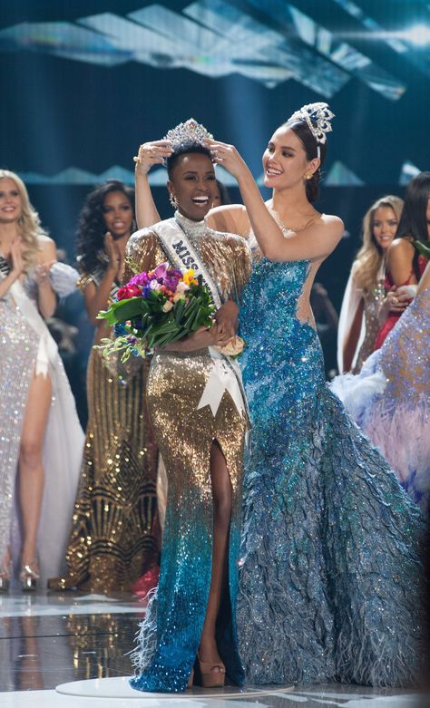 At the conclusion of the 2019 Miss Universe pageant, Zozibini Tunzi of South Africa was crowned the winner by Catriona Gray. The 68th annual Miss Universe pageant was held at the Tyler Perry Studios in Atlanta, Georgia. #MissUniverse #ZozibiniTunzi #ZoziTunzi #Pageant #Crowning #PageantCrowning Zozibini Tunzi Miss Universe Gown, Pageant Winner Aesthetic, Dresses For Pageants, Catriona Gray Gown, Pageant Girl Aesthetic, Pageant Queen Aesthetic, Beauty Pageant Outfits, Miss Universe Aesthetic, Gown For Pageant