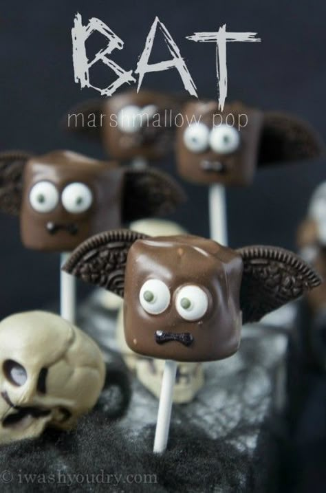 Halloween party treats / food: Bat Halloween Marshmallow Pop Marshmallow Pops Halloween, Pasteles Halloween, Halloween Cake Pops, Dulces Halloween, Halloween Party Treats, Halloween Fest, Bat Halloween, Halloween Baking, Marshmallow Pops