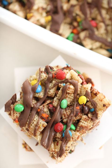 Chewy Chex Bars Recipe | Six Sisters' Stuff These Chewy Chex Bars are PERFECT for an after school snack when you don't have a lot of time to throw something together. The best part is, there is no baking required! #sixsistersrecipes #chexbars #nobake #dessert Chex Bars, Chocolate Chex, Craving Sweets, Camping Snacks, Halloween Foods, Chocolate Zucchini Cake, Cereal Snacks, Six Sisters Stuff, Six Sisters