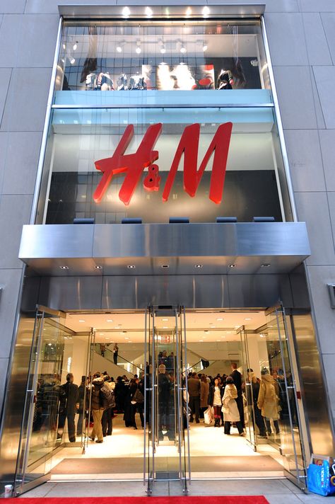 H & M (some stuff is really expensive but they have some really cheap t-shirts and not bad priced jeans) فيكتوريا سيكريت, Commercial Design Exterior, Shop Facade, Store Design Boutique, Storefront Design, Shopping Places, Shop Front, Nyc Trip, Front Elevation