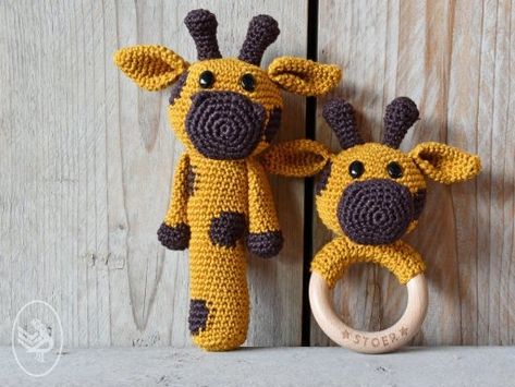 Gratis haakpatroon | Durable | Rammelaar en bijtring Giraffe Gerrit | Gratis haakpatronen | Opmaatgehaakt.nl Diy Teething Toys, Giraffe Haken, Crochet Panda, Baby Toys Rattles, Baby Teething Toys, Crochet Elephant, Crochet Bebe, Baby Diy, Baby Rattle