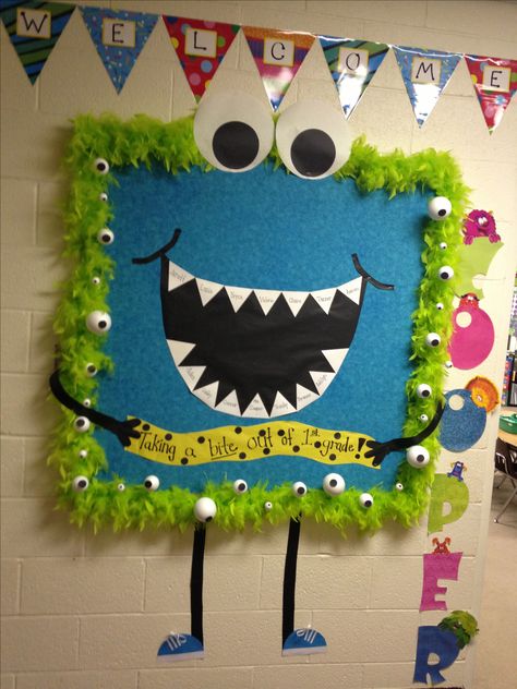 Monster themed bulletin board... Taking a bite out of first grade... Place the students names on the teeth. So much fun to make and my favorite :) Monster Bulletin Boards, Monster Theme Classroom, Monster Classroom, Door Bulletin Boards, Halloween Bulletin Boards, Fall Bulletin Boards, Library Bulletin Boards, Preschool Bulletin, Preschool Bulletin Boards