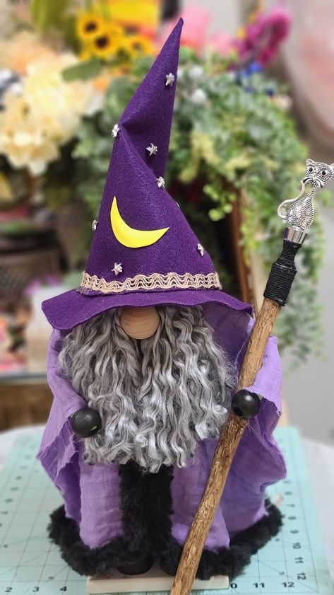 Felt hat, with socks filled with rice and 2 dowel sticks to make him stand up. Arms are hair rollers with beads. Wizard Gnome Diy, Witch Gnomes, Wizard Gnome, Gnome Costume, Candy Costumes, Halloween Gnomes, Dollar Tree Halloween, Halloween Gnome, Nordic Gnomes