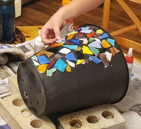 From Trash to Treasure: Make a Mosaic Pot - IKEA Hackers Ikea Trash Can, Ikea Trash, Diy Mosaics, Diy Mosaic Projects, Diy Mosaic Garden, Glass Crafts Diy, Mosaic Stones, Broken Glass Crafts, Easy Mosaic