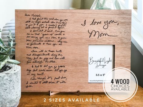 Handwriting Gifts Memorial, Picture Frame Anniversary, Frame Anniversary Gift, Memory Projects, Handwriting Gifts, Wedding Gifts For Parents, Circuit Ideas, Mom Pictures, Picture Letters