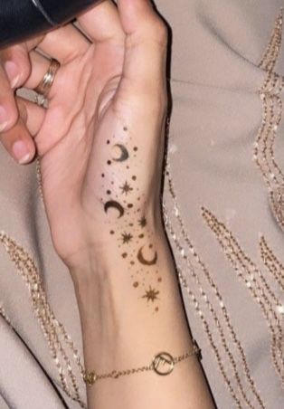 Star Mehandi Designs, Moon And Star Henna Designs, Moon And Stars Mehendi Design, Mehndi Designs With Moon, Western Henna Designs, Henna Designs Minimalist, Latest Henna Designs Simple, Mehandi Tattoo Small, Hena Tato Desain Simple