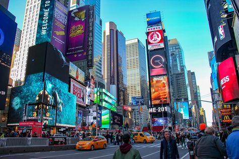 Times Square, New York City Times Square Winter, Adirondack Homes, Times Square Pictures Ideas, Times Square Photography, Nyc On A Budget, New York Itinerary, Culture Inspiration, Times Square New York City, New York City Aesthetic