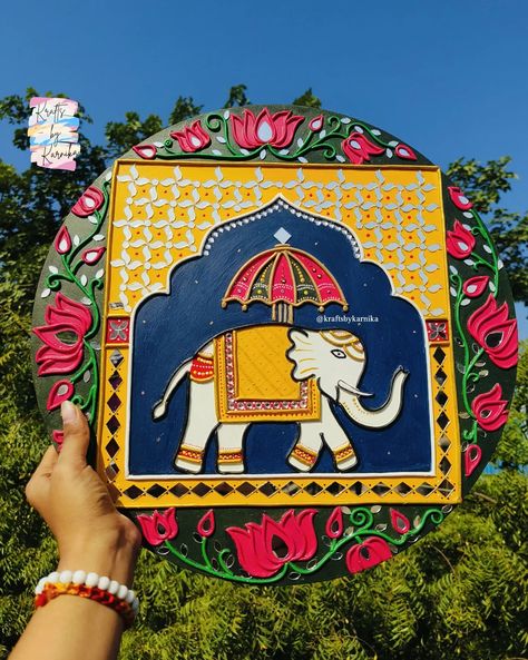 Showcasing the ultimate beauty a set of 2 jharokhas with elephant in between facing each other bordered with beautiful lotus which our client requested taking inspiration from dotilism_maniii. . . DM FOR ORDERS Follow @kraftsbykarnika for more.. Customization available . . [Lippan art, Lippan, Elephant, Jharokha, Lotus, Mirror Art, Mud Art, Wall Decor, Traditional Art, Interior Design, Decor] Elephant Lippan Art Design, Lippan Art Elephant Design, Elephant Lippan Art, Jharokha Lippan Art, Lippan Art Square Design, Square Lippan Art, Jharokha Art, Clay Mirror, Wall Decor Traditional