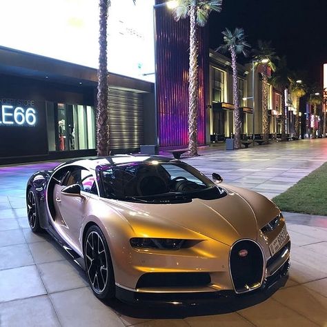 Bugatti Chiron This golden bug comes from #Dubai. Feeling the color? #Bugatti #Chiron Gold Bugatti, Luxurious Cars, Bugatti Cars, Exotic Sports Cars, Bugatti Chiron, Benz Car, Best Luxury Cars, Bugatti Veyron, Futuristic Cars