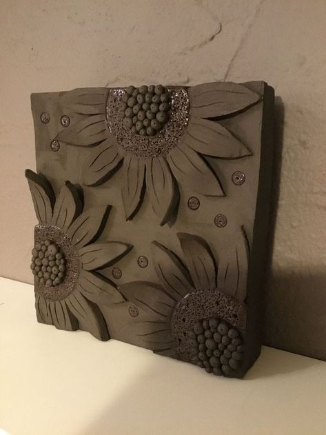 Tile Relief Ceramics, Clay Tile Ideas Ceramic Art, Clay Tile Art Ideas, Tile Clay Ideas, Clay Tiles Designs Easy, Relief Clay Sculpture, Sunflower Clay Art, Sunflower Ceramics, Clay Relief Tiles