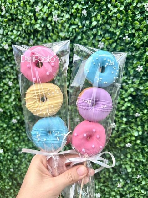 Mini Donut Kabobs, Donut On Stick, Doughnuts Decoration Ideas, Kid Friendly Christmas Tree Decorations, Mini Donut Design Ideas, Donuts Birthday Party Ideas, Donuts Ideas Decoration, Donut Shop Ideas, Donut Ideas Decoration