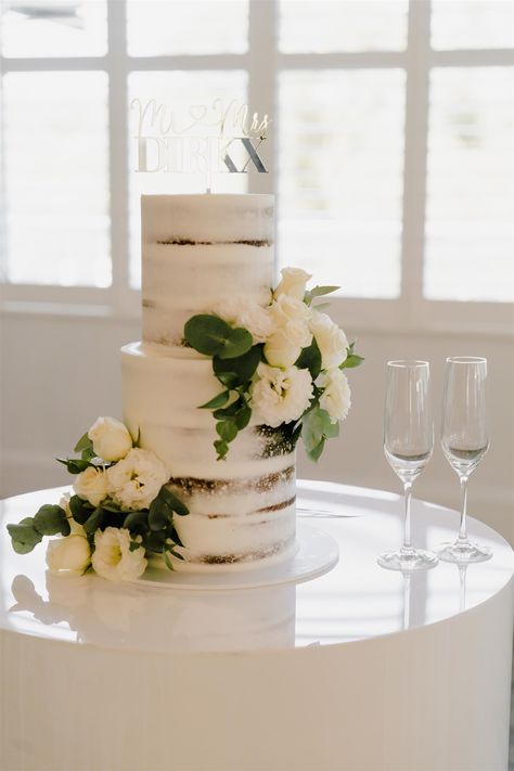 Simple and Elegant semi naked butter cream wedding cake adorned with simple white and green florals - stunning! Photography 📸Single Soul Weddings Bramleigh Estate, Butter Cream Wedding Cake, White And Green Florals, Botanical Cake, 1 Tier Cake, Cream Wedding Cake, Pastel Wedding Cakes, Butter Cream Cake, Semi Naked Wedding Cake