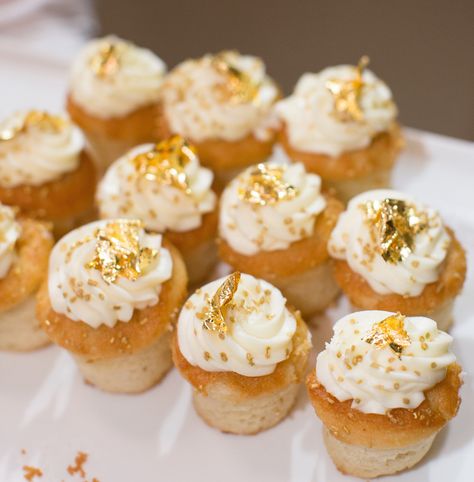 Gold leaf on wedding cupcakes at reception Gold Foil Cake, Gold Wedding Ceremony, Gold Dessert, Popular Wedding Colors, Gold Cupcakes, Gold Wedding Colors, White Cupcakes, Edible Gold, Wedding Cakes With Cupcakes