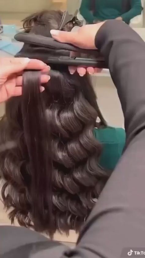 Pin en Hair videos collection Hair Curling Tutorial, Kadeřnické Trendy, Hair Curling Tips, Hairstyle Tutorials, Vlasové Trendy, Hair Tips Video, Haircut Styles, Wavy Hairstyles, Hair Stylies